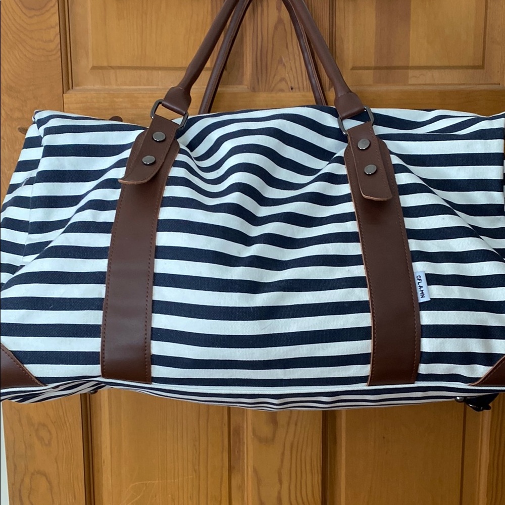 Oflamn striped blue and white Duffel Bag with matching toiletries case